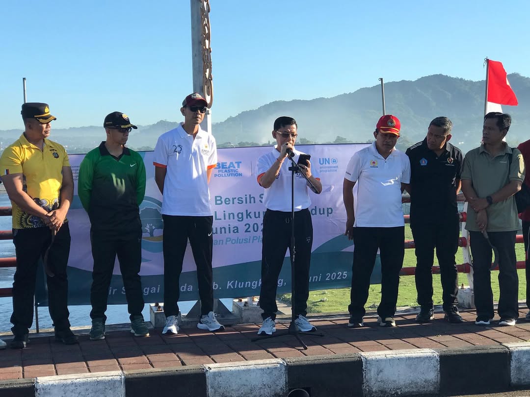 Peringatan Hari Lingkungan Hidup Sedunia Aksi Bersih Sampah Plastik di Jembatan Merah Pusat Kebudayaa