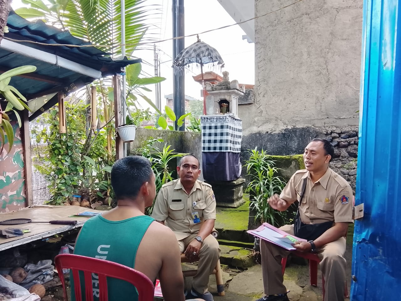 Sosialisasi Pemilahan Sampah dari Pintu ke Pintu di Kelurahan Semarapura Kangin