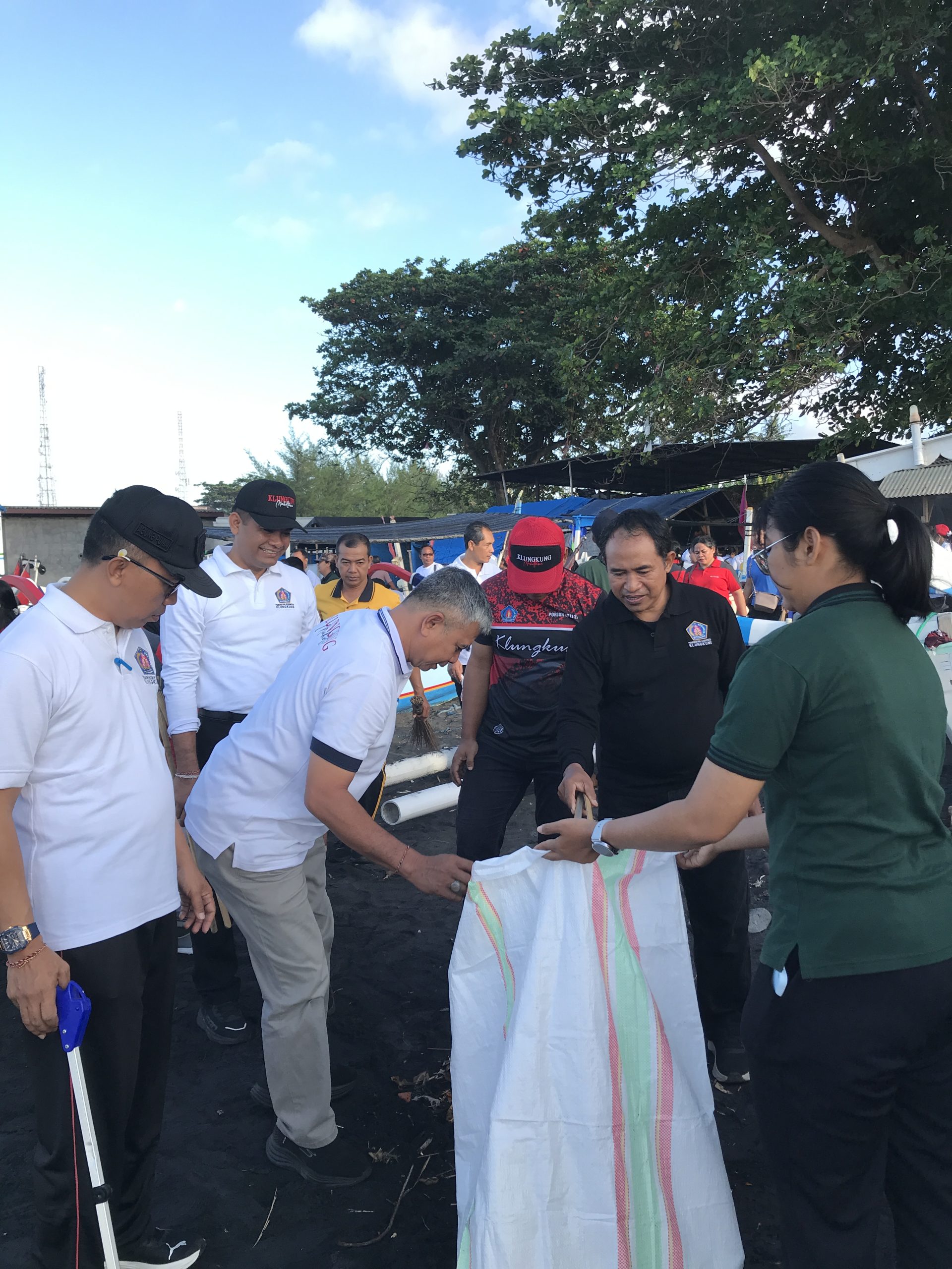 Kegiatan Bersih Pantai Segara Kusamba dalam Rangka Bulan Bung Karno VIII Tahun 2026